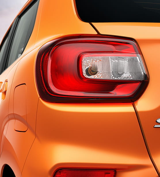 Signature C-Shaped Tail Lamps